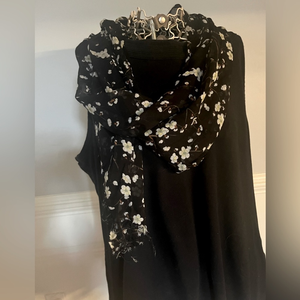 NWT Onam In-Bloom Scarf